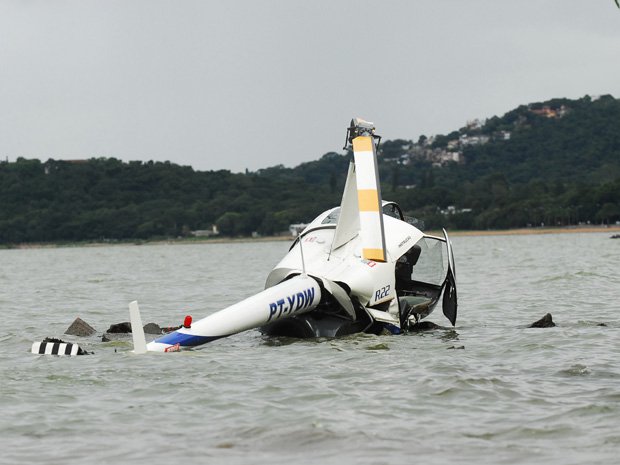 Helicóptero caiu às margens do Guaíba, na zona sul de Porto Alegre