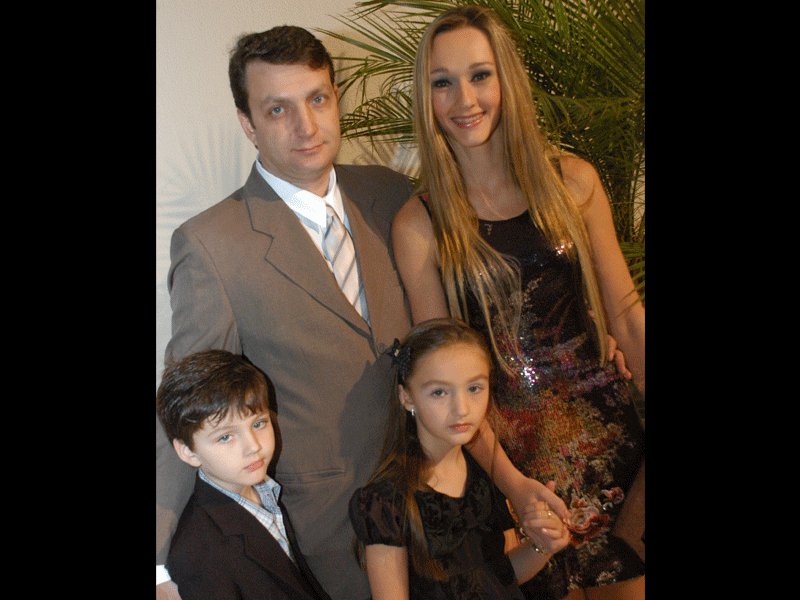 Edigar Rufatto e Cassiana Vizoni junto dos filhos Digo e Giana