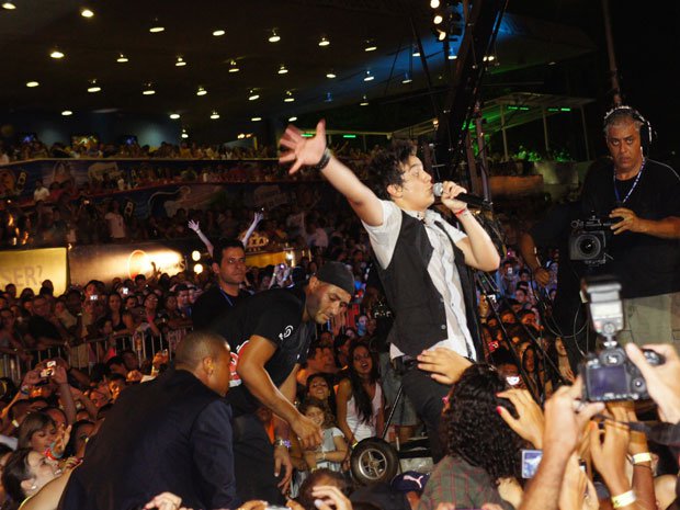 Luan Santana passa mal dura nte show no Festival de Verão de Salvador