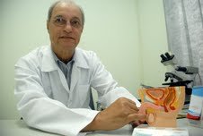 O Urologista Dr. Ermínio Pereira explica que a cirurgia de vasectomia pode ser feita com anestesia local