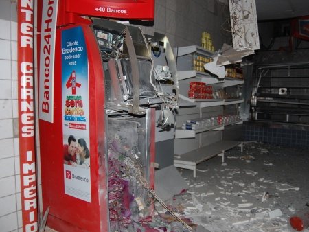 Bandidos explodem caixa eletrônico em supermercado