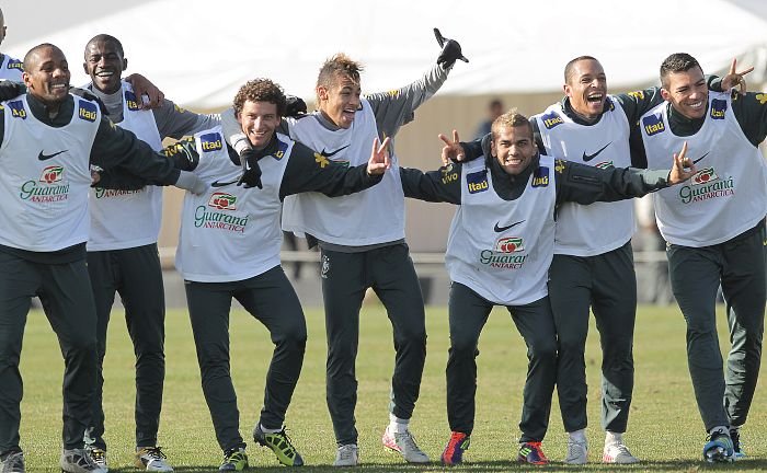 Maicon, Ramires, Elano, Neymar, Daniel, Adriano e Lúcio comemoram a vitória do time de branco no rachão