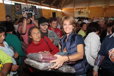 Fernanda Richa entrega 8 mil cobertores em quatro municípios