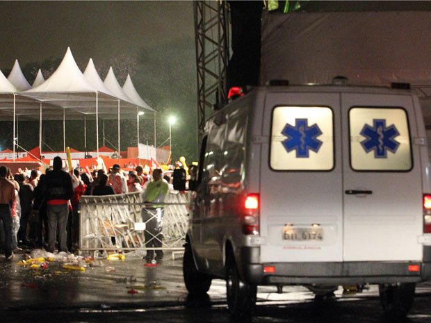Ambulância no Anhembi, onde parte de um camarote desabou durante show de Ivete Sangalo na noite deste sábado (20)