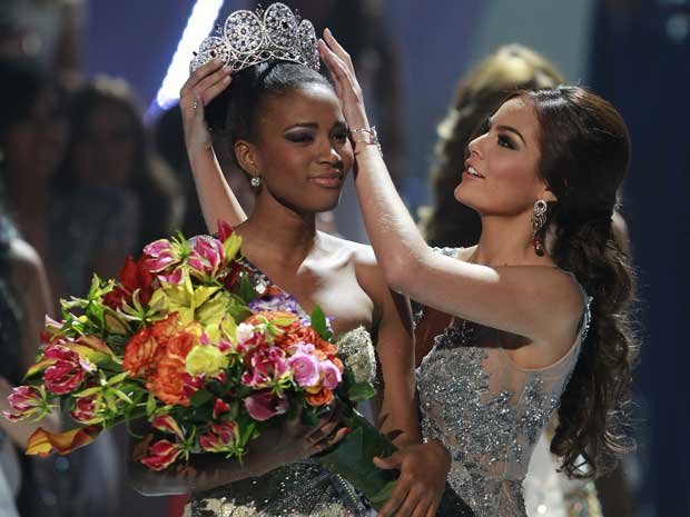A angolana Leila Lopes é coroada Miss Universo