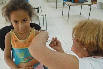 A população pode se vacinar em 2,5 mil unidades básicas de saúde de todo o Paraná e em outras localidades, como shoppings e supermercados