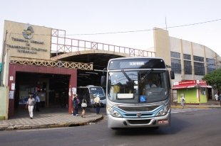 Bandido assalta ônibus da VAL no centro de Apucarana