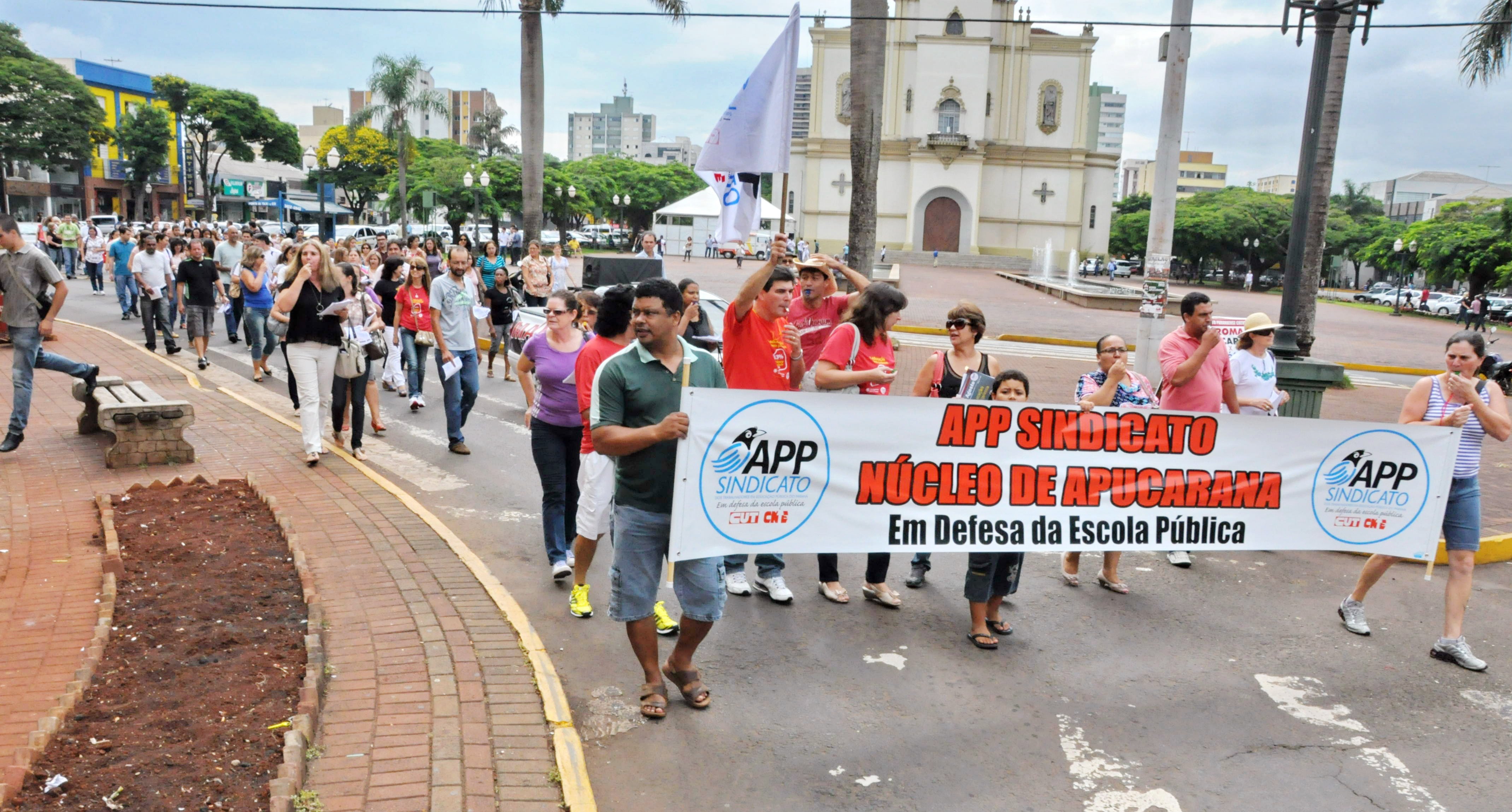 Professores lutam  para barrar projeto de lei que reduz o índice de reajuste do piso salarial da categori Apucarana