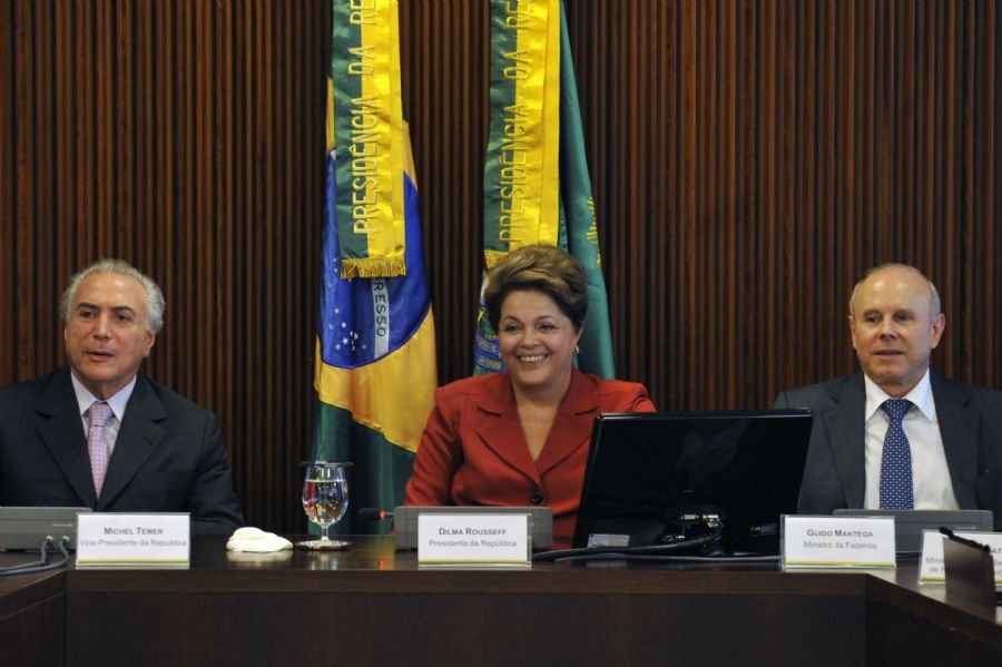 A presidente Dilma Roussef, o vice Michel Temer e o ministro Michel Temer O ministro da Fazenda, Guido Mantega, anunciaram nesta sexta-feira (15) medidas que, segundo ele, permitirão a ampliação da capacidade de investimento dos estados