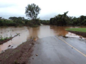 Rio Corumbataí subiu 2,5 metros e alagou a PR-650 deixando moradores de Godoy Moreira isolados