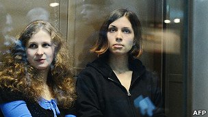 Rússia envia garotas da Pussy Riot para trabalho forçado