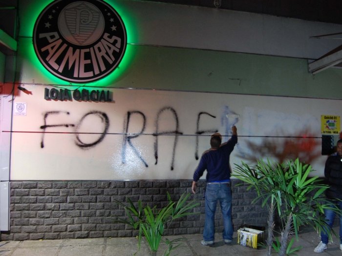 Vândalos picham sede do Palmeiras e ameaçam Tirone