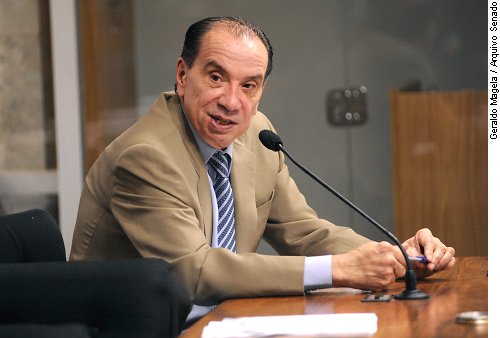 O senador Aloysio Nunes (PSDB-SP) criticou a gestão da Petrobras nos governos petistas