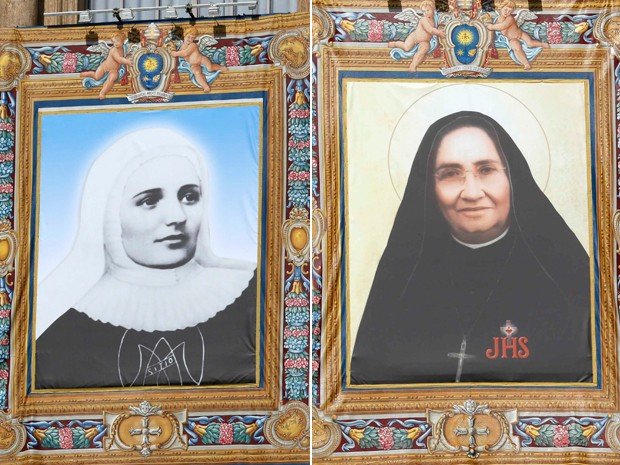 Quadros da irmã Laura Montoya (à esquerda) e da irmã Maria Guadalupe Garcia Zavala (à direita) ficaram pendurados na Basílica de São Pedro durante a missa de canonização liderada pelo Papa Francisco neste domingo (12)