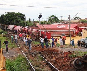 Trem derruba casas e deixa ao menos oito mortos em SP - Fonte da imagem: radioitaperunafm.com