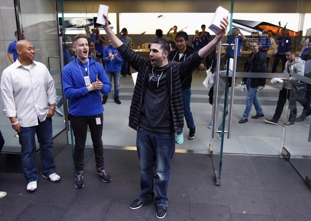 David Rahimi foi o primeiro a comprar um iPhone 6 em Sydney, na Austrália, após ficar quase um dia na fila em frente à uma loja da Apple