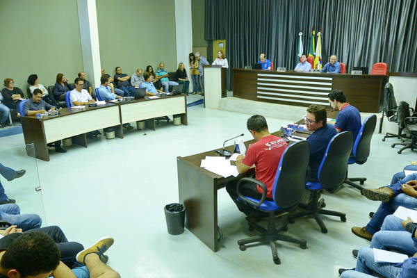 Sessão da Câmara de Apucarana nesta segunda-feira à tarde (Foto: Sérgio Rodrigo)