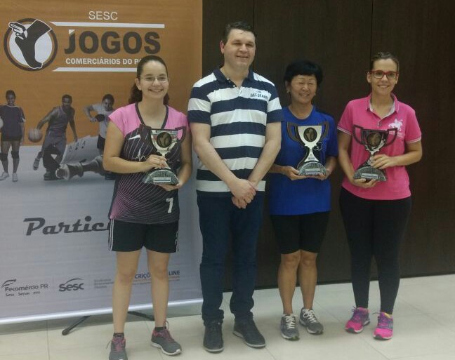 Maria Letícia (1ª à esquerda) ganhou três fases nos Jogos Comerciários do Paraná (Jocom) - Foto: Divulgação