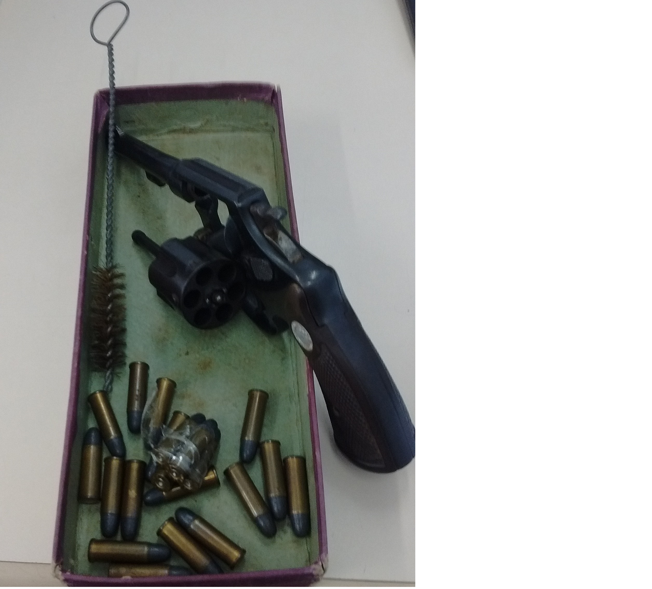 Arma e munições apreendidas com a adolescente. Foto: Polícia Civil/Divulgação
