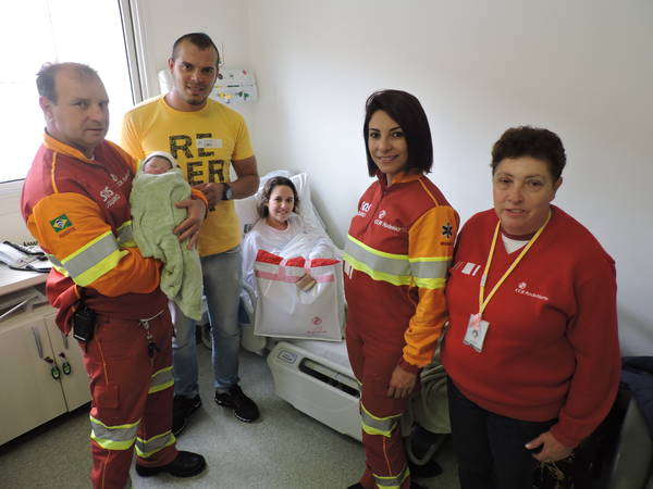 A pequena Helena, acompanhada dos pais Lais e Rodrigo, recebeu a visita dos socorristas da CCR RodoNorte no hospital (Foto: Divulgação)