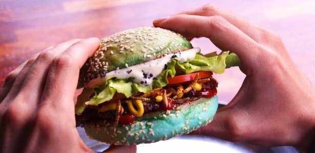 Huxtaburger contém formigas, larvas e um pão azul. Foto: REPRODUÇÃO FACEBOOK/