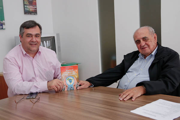 Escritor Fauze Kfouri é recebido pelo prefeito Beto Preto