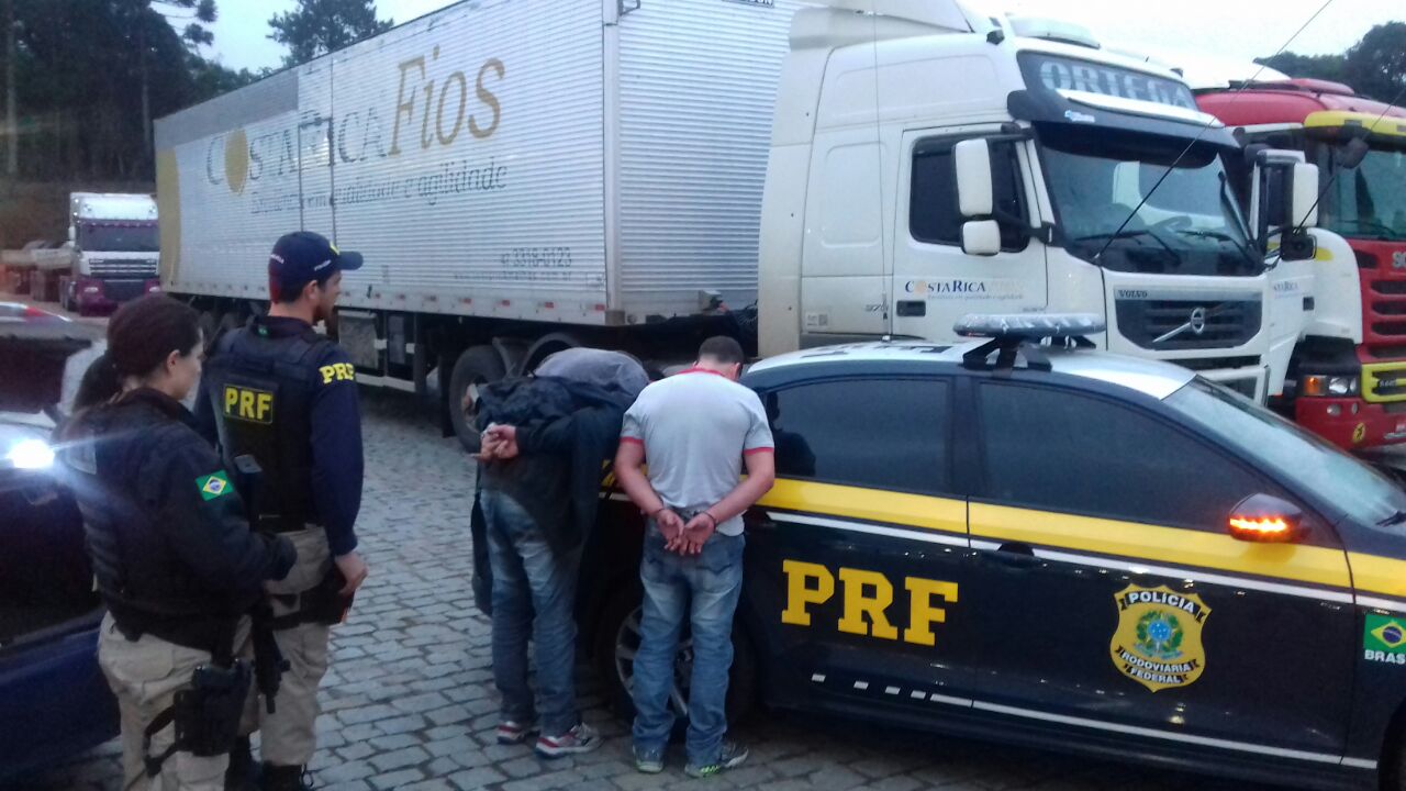Polícia liberta caminhoneiro refém e prende ladrões de carga