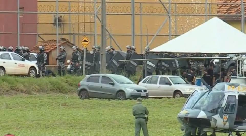 A Penitenciária Estadual de Cascavel está cercada por forças de segurança - Foto: Tarobanews