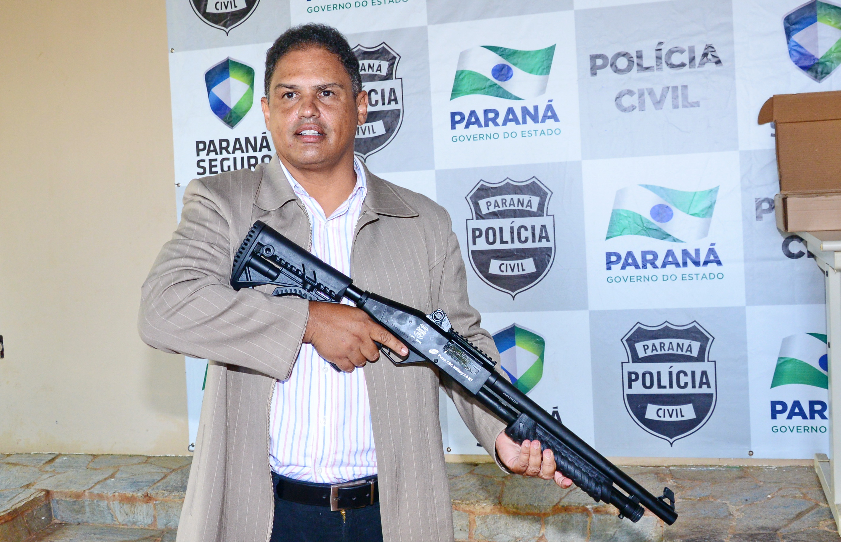 Delegado Marcos Fernando da Silva Fontes apresentou novas armas ontem (Delair Garcia)