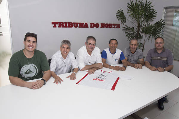 O secretário de Esportes Cleverson Ribeiro com os integrantes da equipe Pé Vermelho na divulgação da corrida em Marilândia do Sul - Foto: TNonline