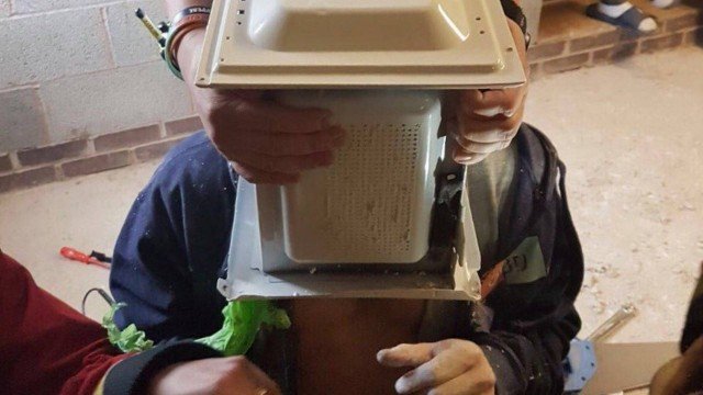Socorristas demoraram uma hora para retirar micro-ondas da cabeça de jovem britânico Foto: West Midlands Fire Service