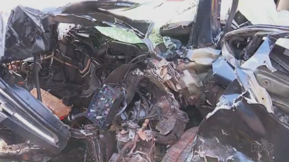 Carros envolvidos no acidente da PR-323, em Doutor Camargo, ficaram destruídos após baterem de frente; duas pessoas morreram (Foto: RPC/Reprodução)