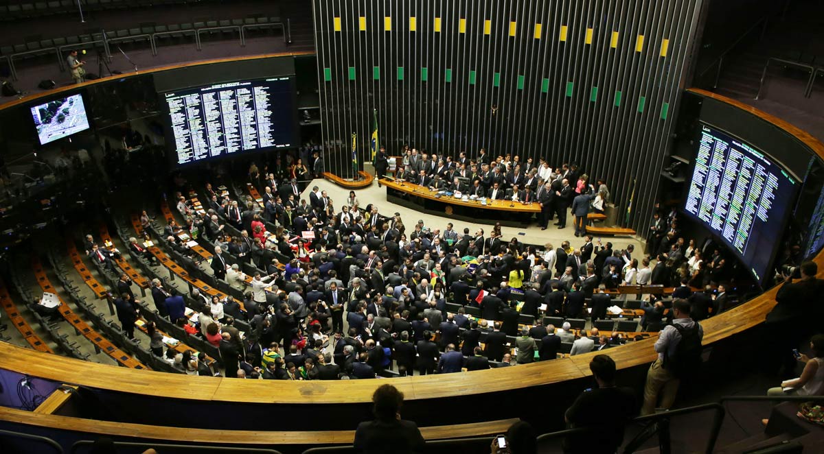 Câmara dos Deputados faz 'intensivão' pra não enforcar semana que antecede recesso parlamentar - Foto -  Eraldo Peres/AP
