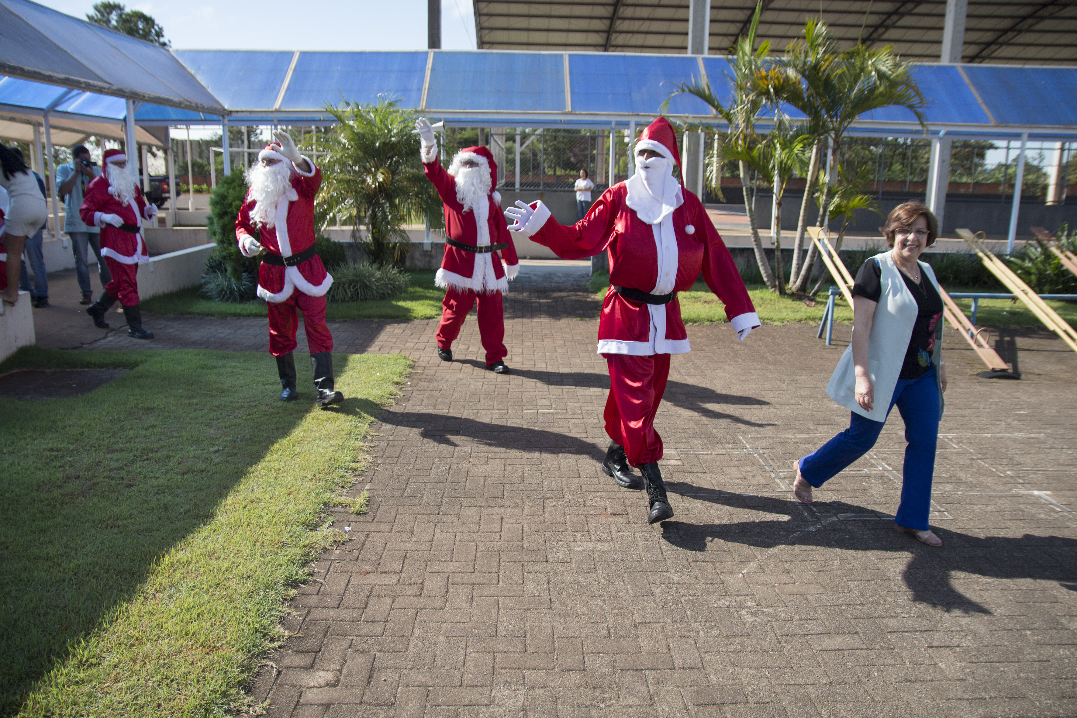 Papai Noel distribui presentes na Apae de Apucarana. TNOnline