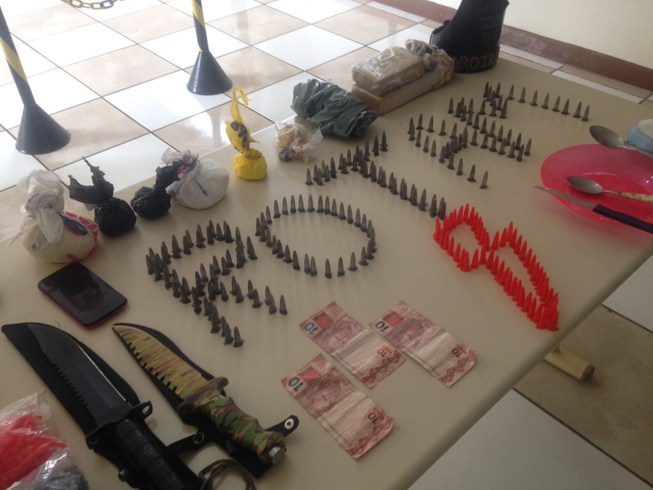 Rotam apreendeu quase meio quilo de cocaína, 1,3 kg de maconha e 1300 ependorfs em Apucarana - Foto: TNONLINE