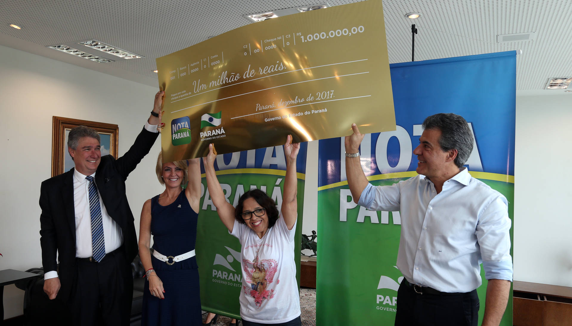 Governador entrega prêmio de R$ 1 milhão do Nota Paraná