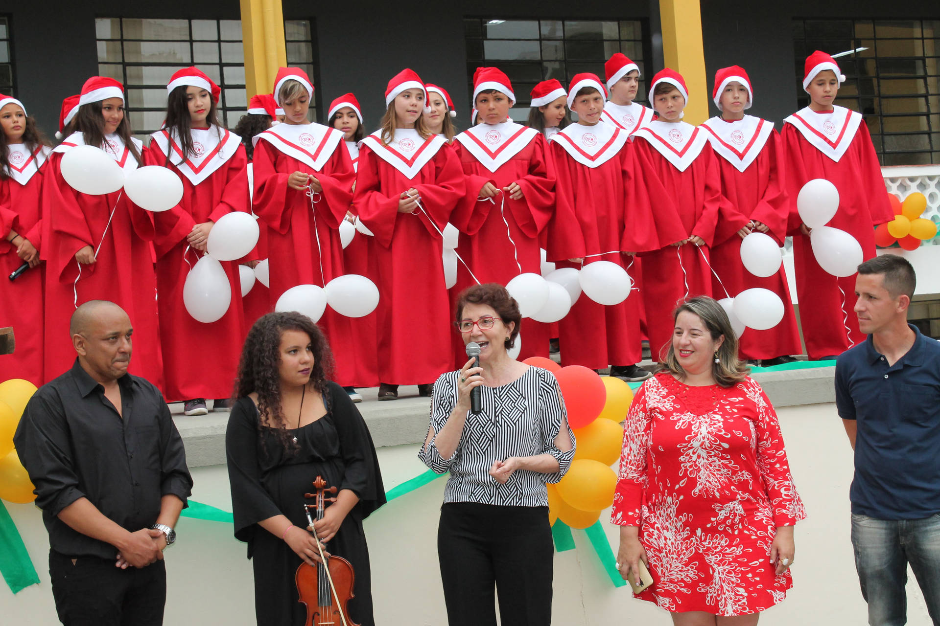 Alunos fazem cantata de Natal para funcionários da educação
