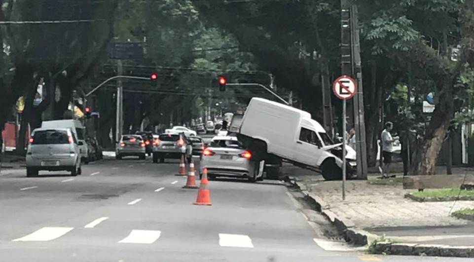 Carro vai parou sobre outro veículo em acidente - Foto: André Sobania/ Colaboração