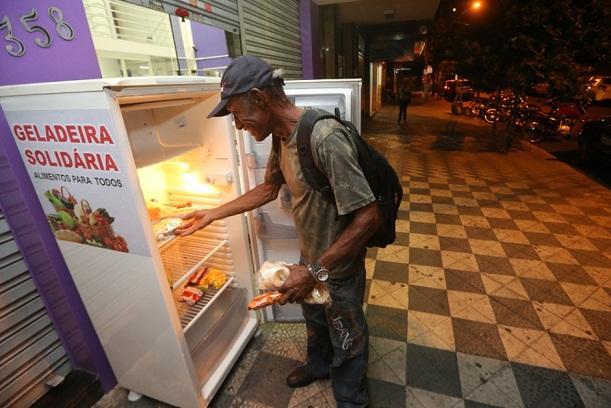 Modelo de geladeira solidária utilizado em Goiânia - Foto: Reprodução/Awebic