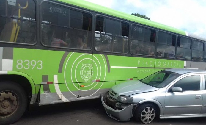 Colisão envolveu um ônibus metropolitano da Viação Garcia, que fazia a linha Apucarana a Mandaguari, um GM Astra com placas de Floraí (PR) - Foto: Jandaiaonline