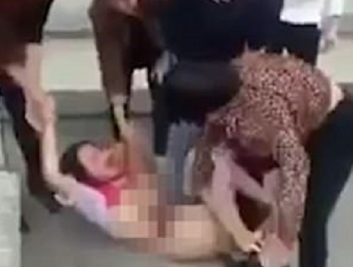 Mulher tirou a roupa da amante grávida do marido em público e a agrediu com salto - Foto: LiveLeak