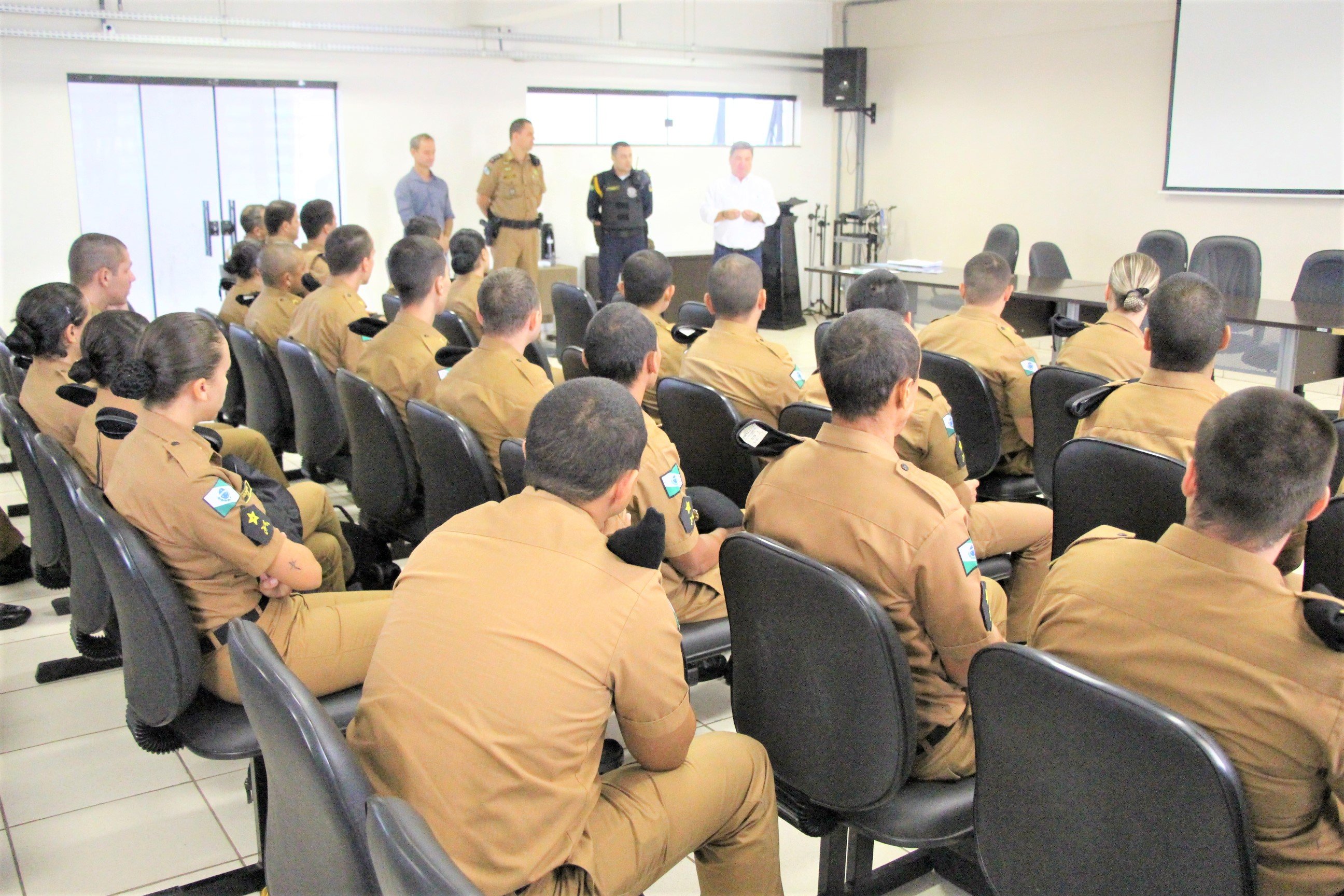 Alunos do Curso de Formação da Polícia Militar são recepcionados na Prefeitura de Arapongas