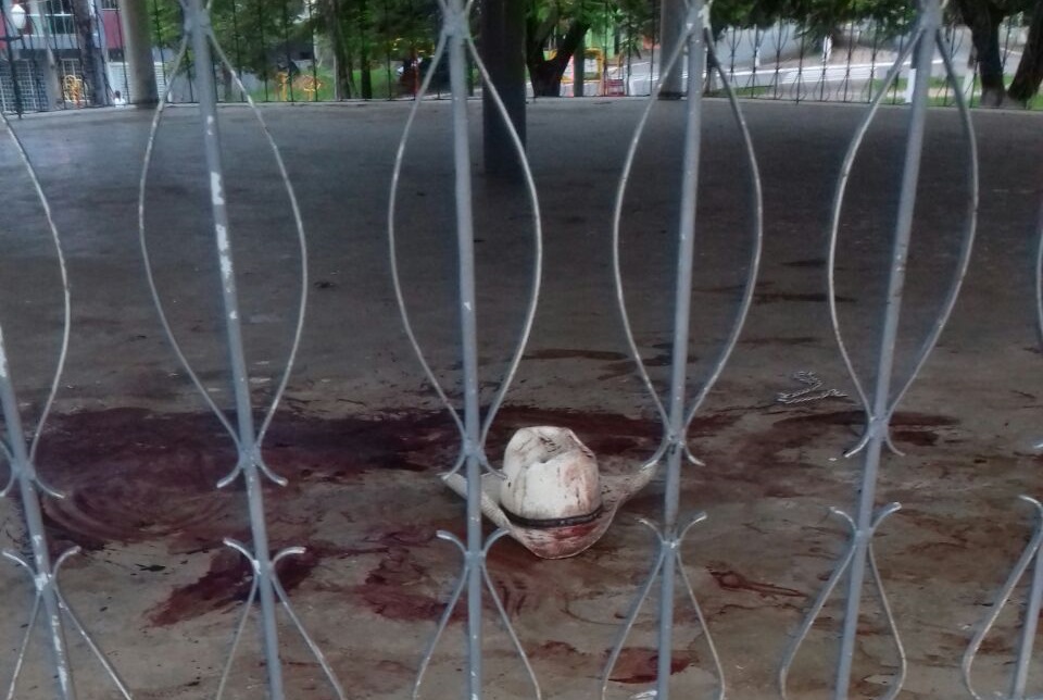 Homem foi encontrado ensanguentado em uma praça no centro de Cândido de Abreu. Foto: Blog do Berimbau