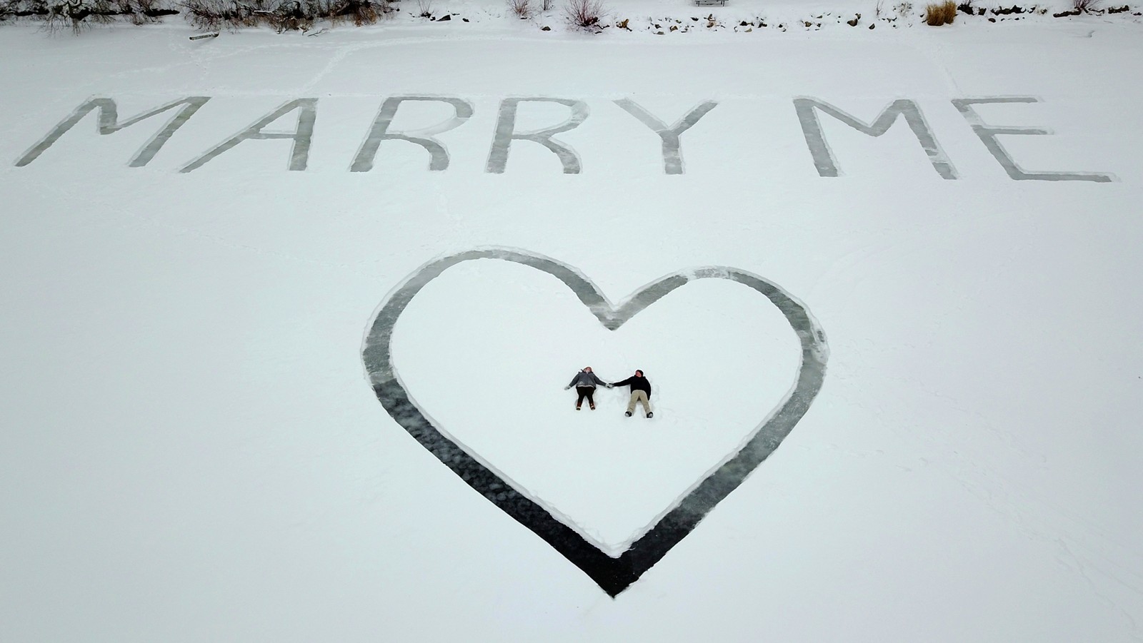 Homem desenha pedido de casamento em lago congelado nos EUA (Foto: Ed Becker via AP)