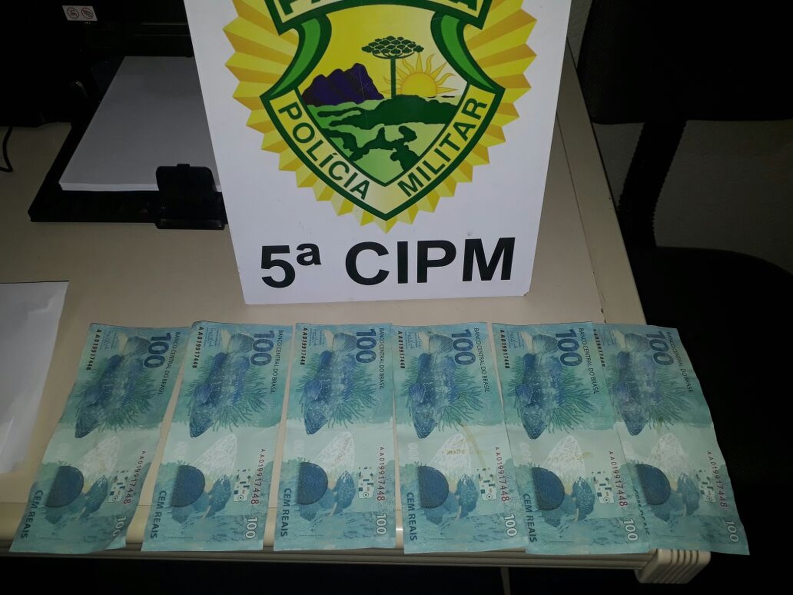 A PM apreendeu dez notas falsas de R$ 100 que foram repassadas para comerciantes de Cianorte, no noroeste do Paraná - Foto: Polícia Militar do Paraná/Divulgação