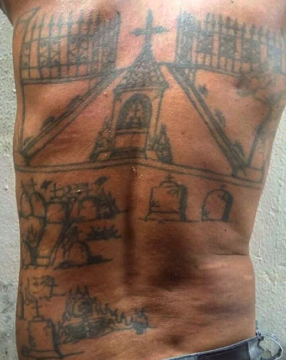 Marcelo Reis tatuou nas costas um cemitério com túmulos representando as vítimas assassinadas (Foto: Reprodução/Polícia Civil)
