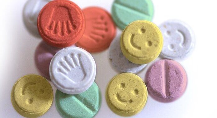 Adolescente é apreendido com 35 comprimidos de ecstasy e pinos de cocaína 
