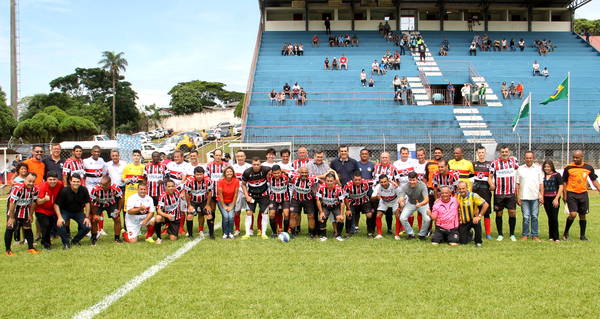 Ex-jogadores do Apucarana Atlético Clube realizaram amistoso neste domingo no "Olímpio Barreto" - Foto: www.oesporte.com.br