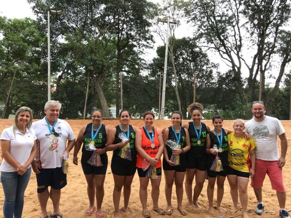A equipe feminina de Marialva foi a campeã da categoria adulto em Apucarana - Foto: Divulgação