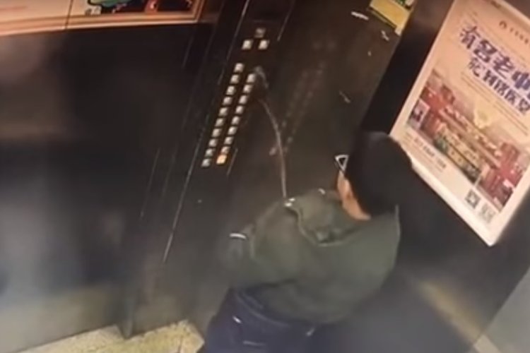 Menino se dá mal após fazer xixi em painel de elevador - Imagem - YouTube / Crazy China Videos
